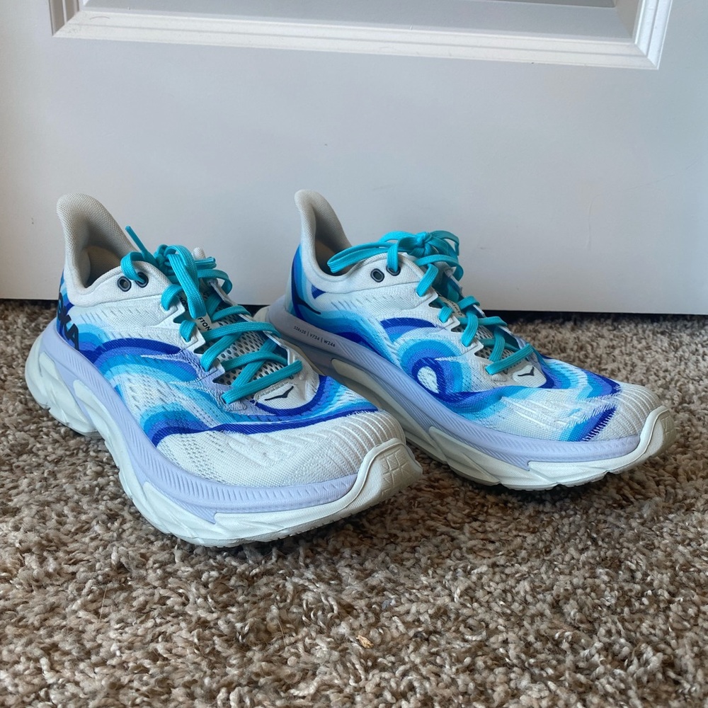 Hoka all gender Clifton edge geometric in size 8.5!